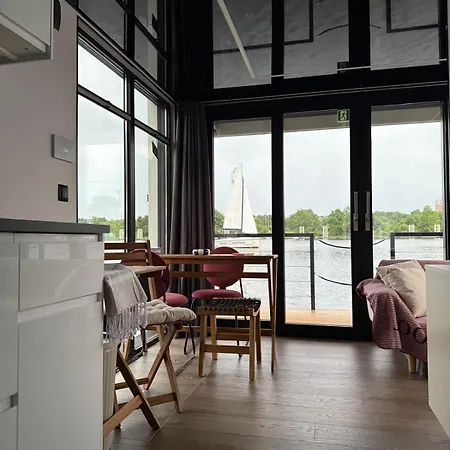 Úszó hotel Lukrecja Houseboat *