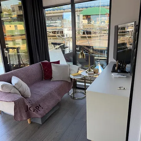 Botel Lukrecja Houseboat *