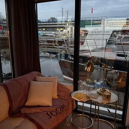 Úszó hotel Lukrecja Houseboat *