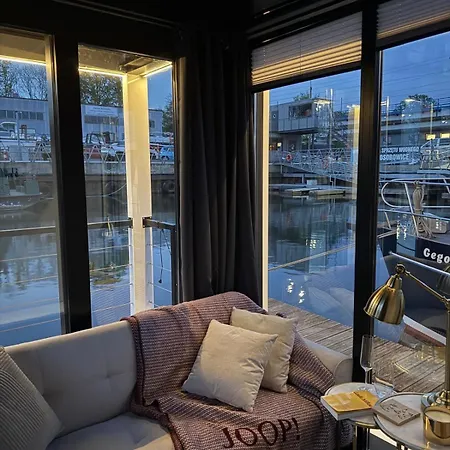 Úszó hotel Lukrecja Houseboat