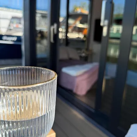Lukrecja Houseboat