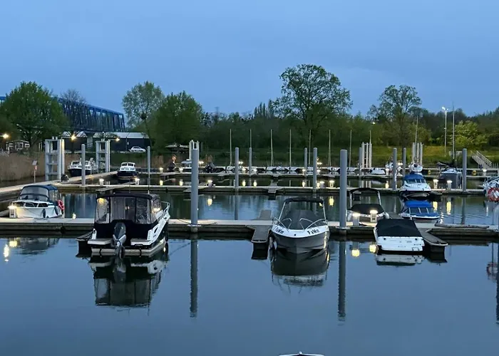 Lukrecja Houseboat Botel *
