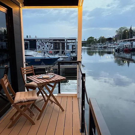 Lukrecja Houseboat