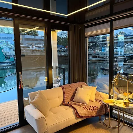 Botel Lukrecja Houseboat *