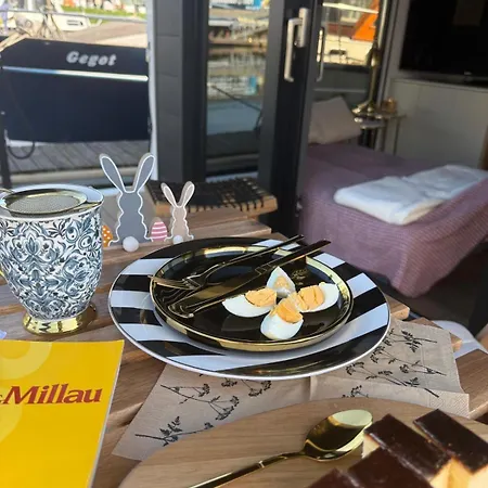 Lukrecja Houseboat Botel