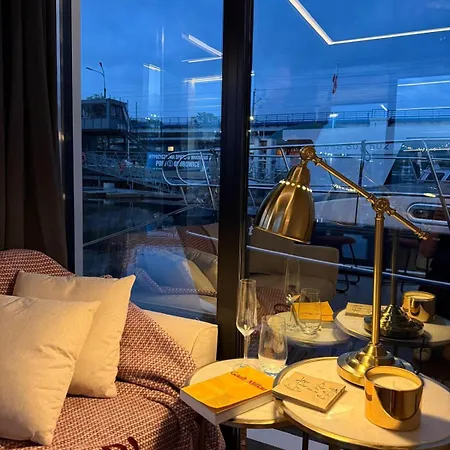 Lukrecja Houseboat Botel *