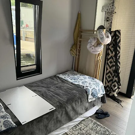 Lukrecja Houseboat Botel