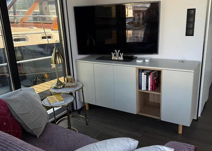 Lukrecja Houseboat Botel *